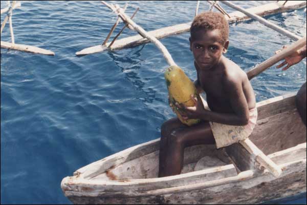 Efate, Vanuatu - Papaya na sprzeda, za dwa cukierki