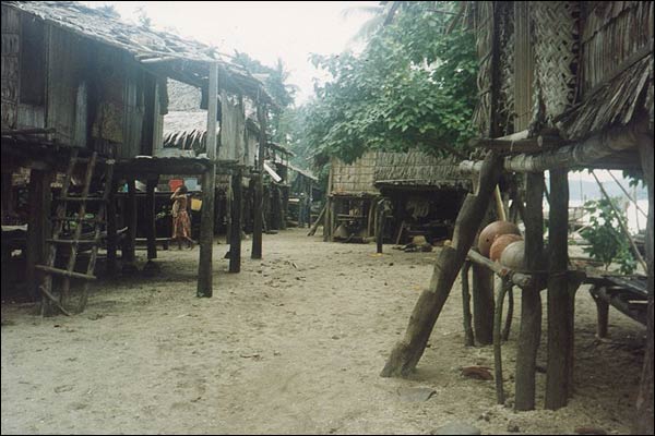 Santa Anna - Wyspa Salomona, wntrze wioski (bardzo czyste)